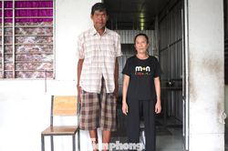 Bị bỏ rơi lúc 3 ngày tuổi, người 'khổng lồ' cao gần 2,2m ở Cần Thơ giờ ra sao?