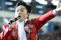 Tùng Dương 'đốt cháy' 40.000 khán giả
