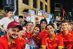 Khách nước ngoài mặc áo cờ đỏ sao vàng cổ vũ bóng đá như người Việt Nam