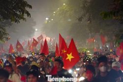 Dòng người đổ về tuyến phố trung tâm