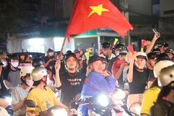 Cần Thơ rợp cờ hoa ăn mừng chiến thắng
