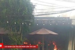 Đốt nhà, ôm người tình giữa đám cháy để tự tử
