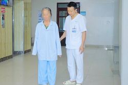 Từ liệt tứ chi, người phụ nữ 68 tuổi đứng dậy sau 21 ngày