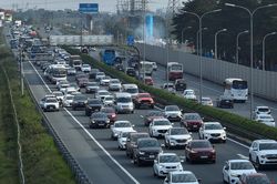Phạt xe không giữ khoảng cách trên cao tốc: Đường ùn tắc, tài xế xử lý thế nào?