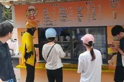 Khách xếp hàng ủng hộ quán sau hành động tử tế tặng gần 400.000 đồng của ông chủ