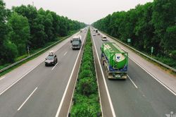 Phạt lỗi kh&ocirc;ng giữ khoảng c&aacute;ch an to&agrave;n tr&ecirc;n cao tốc, t&agrave;i xế l&uacute;ng t&uacute;ng c&aacute;ch đo