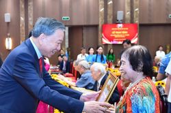 Tổng B&iacute; thư, Chủ tịch nước trao Huy hiệu Đảng tặng đảng vi&ecirc;n l&atilde;o th&agrave;nh Thủ đ&ocirc;