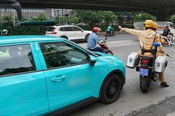 Taxi bất ngờ dừng giữa 'chốt' CSGT ở H&agrave; Nội, đại &uacute;y c&ocirc;ng an h&agrave;nh động khẩn