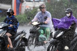 Vùng áp thấp từ bão số 4 Narra đang tan, miền Bắc sắp đón đợt mưa lớn mới