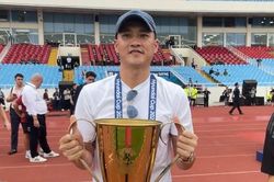 Công Vinh mang Cúp vàng ra sân trước trận Việt Nam vs Thái Lan