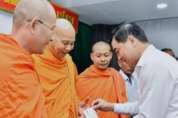 'Người có uy tín tiếp tục nêu gương, dẫn dắt cộng đồng'