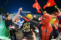 TPHCM đêm không ngủ, rực sắc đỏ mừng Việt Nam vô địch