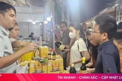 Nước mắm truyền thống 'đắt hàng' tại hội chợ ở Hà Tĩnh
