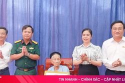 Trao Huy hiệu 80 năm tuổi Đảng cho đảng vi&ecirc;n ở Kim Hoa