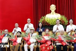 Lãnh đạo Đảng, Nhà nước trao tặng Huy hiệu 80 năm tuổi Đảng cho các đảng viên lão thành