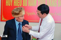 Bộ trưởng Quốc phòng Phan Văn Giang trao Huy hiệu 80 năm tuổi Đảng ở Thái Nguyên