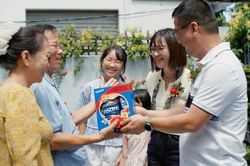 Ensure Gold: Trao cha mẹ món quà chúc sức khỏe cho hành trình phía trước