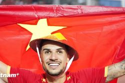 Ho&agrave;ng H&ecirc;n đội n&oacute;n l&aacute;, Đ&igrave;nh Bắc tươi r&oacute;i khi n&acirc;ng c&uacute;p v&ocirc; địch ASEAN Cup