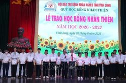 Trao 622 suất học bổng cho học sinh vượt khó học giỏi tại Vĩnh Long