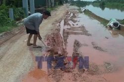 Dự án Xử lý sự cố sạt lở đê tả sông Càn chưa hoàn thành gây khó khăn cho người dân