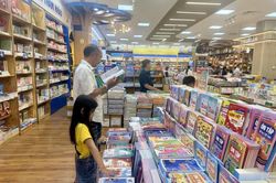 Nguyên nhân ùn tắc và 'sốt' sách giáo khoa cục bộ tại một số địa phương