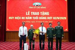 Ph&oacute; Thủ tướng Phan Văn Giang trao tặng Huy hiệu 80 năm tuổi Đảng cho đảng vi&ecirc;n l&atilde;o th&agrave;nh