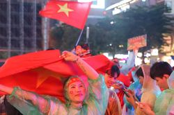 Người dân TP Hồ Chí Minh 'đội mưa' tiếp lửa cho đội tuyển Việt Nam