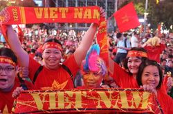 Phố đi bộ Nguyễn Huệ bùng nổ khi Việt Nam vô địch ASEAN Cup 2026