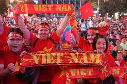 Phố đi bộ Nguyễn Huệ bùng nổ khi Việt Nam vô địch ASEAN Cup 2026