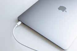 Quên sạc MacBook, có nên dùng tạm sạc điện thoại?