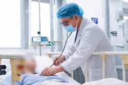 Sản phụ 23 tuổi nguy kịch vì mắc sốt xuất huyết, băng huyết và suy gan cấp