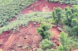 Sạt lở hơn 300.000m3 đất đá, tuyến đường vùng biên Thanh Hoá bị tê liệt