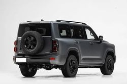 SUV địa hình dài hơn 5 mét, công suất 221 mã lực, giá hơn 930 triệu đồng