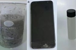 Biến rác điện tử thành graphene bằng máy xay sinh tố và giấy báo cũ