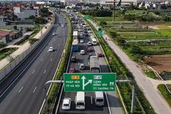 Cục CSGT hướng dẫn tài xế ô tô giữ khoảng cách khi cao tốc đông xe, ùn tắc