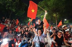 Hà Nội đêm không ngủ, rực cờ ăn mừng chức vô địch ASEAN CUP