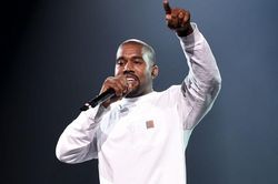Kanye West đối mặt nguy cơ hủy hai đêm diễn tại Nga