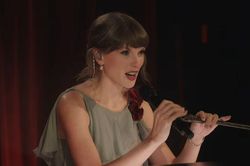 Taylor Swift tái hiện phong cách thời kỳ đầu sự nghiệp với váy xanh ngọc bích
