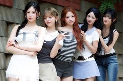 Nhóm nhạc 'đánh bại' BTS
