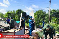 Hỗ trợ người d&acirc;n khắc phục hậu quả gi&ocirc;ng, lốc