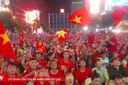 Cổ động viên TP.HCM cháy hết mình với đội tuyển Việt Nam