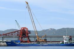 Ngành cảng biển trụ vững trước sóng lớn