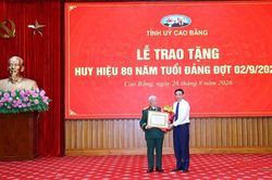 Ph&oacute; Thủ tướng Phan Văn Giang trao Huy hiệu 80 năm tuổi Đảng tại Cao Bằng