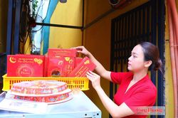 Người hơn bốn thập kỷ giữ trọn vị bánh Trung thu truyền thống