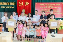 Đo&agrave;n c&ocirc;ng t&aacute;c Ủy ban Văn h&oacute;a v&agrave; X&atilde; hội của Quốc hội tặng qu&agrave; c&aacute;c đối tượng c&oacute; ho&agrave;n cảnh kh&oacute; khăn