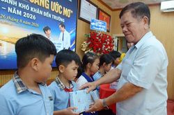 Tân Hội trao 330 thẻ bảo hiểm, 8.000 quyển tập cho học sinh khó khăn