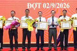 57 đảng viên Đảng bộ UBND tỉnh An Giang nhận Huy hiệu Đảng
