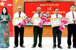 X&atilde; &Ocirc; L&acirc;m trao Huy hiệu Đảng đợt 2/9