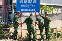 Gian nan những ngày cắm biển báo nơi biên giới