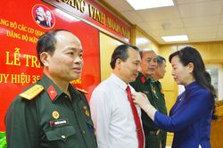 Chủ tịch Ủy ban MTTQ tỉnh Nguyễn Thị H&agrave; dự Lễ trao tặng Huy hiệu Đảng cho 8 đảng vi&ecirc;n